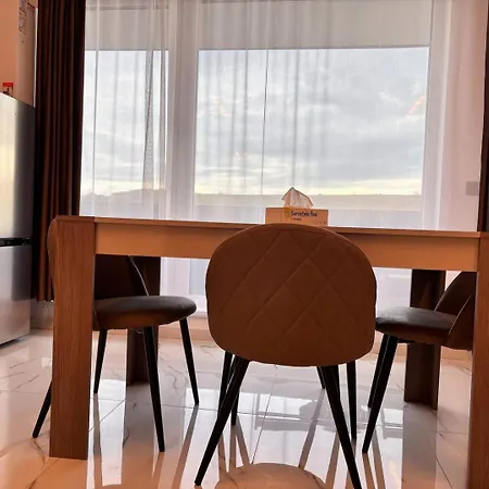 Tamy Airport - Parking, Kingsize Bed アパート *